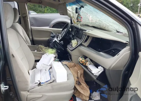 2015 Toyota Sienna Le 8 Passenger z USA, uszkodzony, nr VIN 5TDKK3DC7FS593662